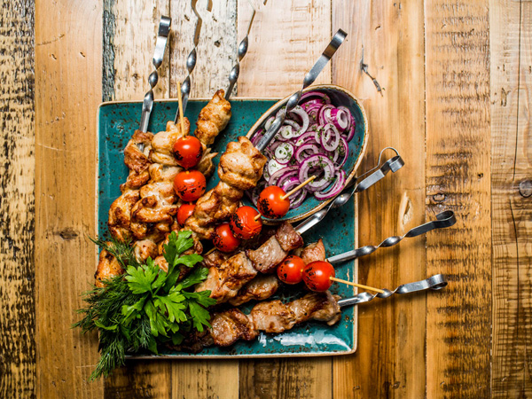 Ассорти шашлыков_ куриное филе, свинина, помидоры черри